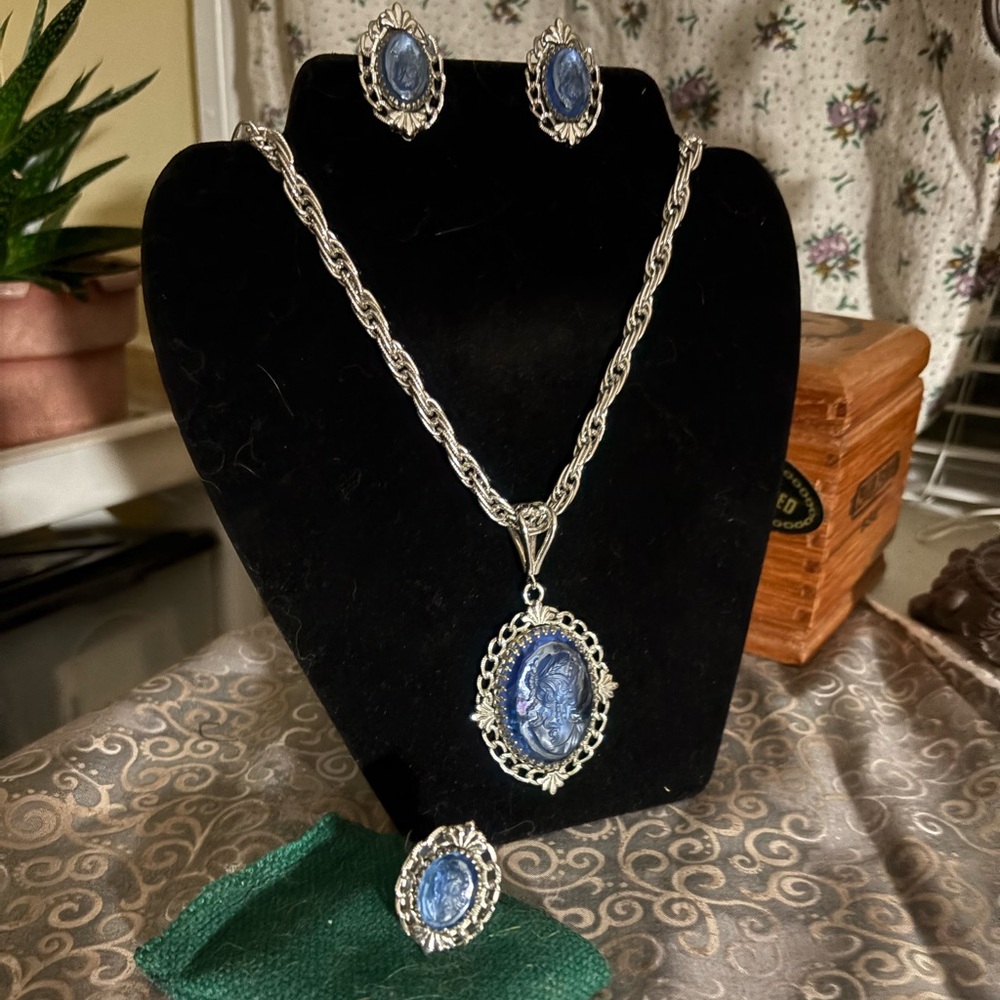 Elegant Silver and Blue Cameo Glass Jewelry Set ring size 9 clip on earrings